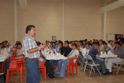 Obreros reciben constancia de Preparatoria en la empresa Deltrónicos de Matamoros